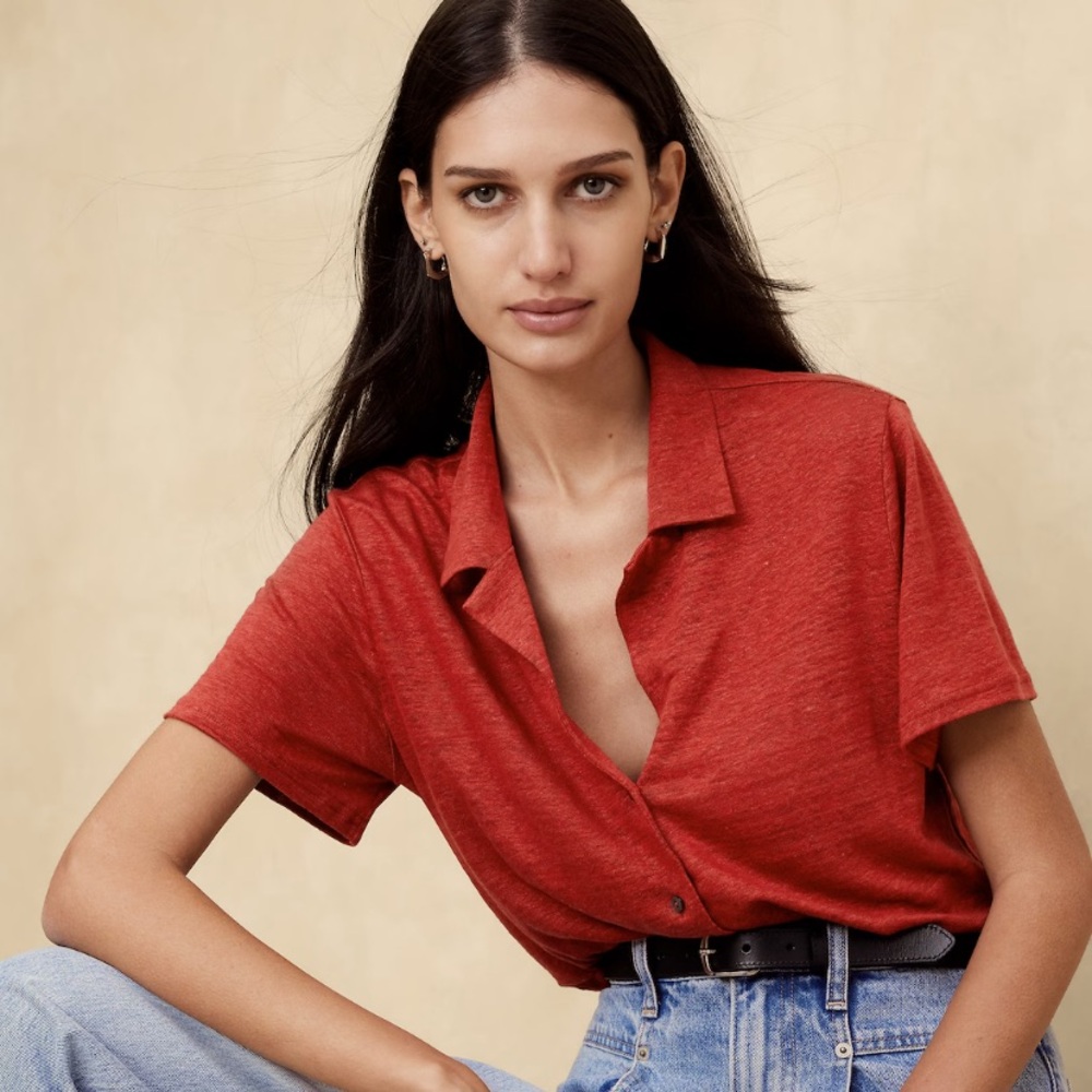 Lovely knit linen blend Banana Republic shirt is summery perfection